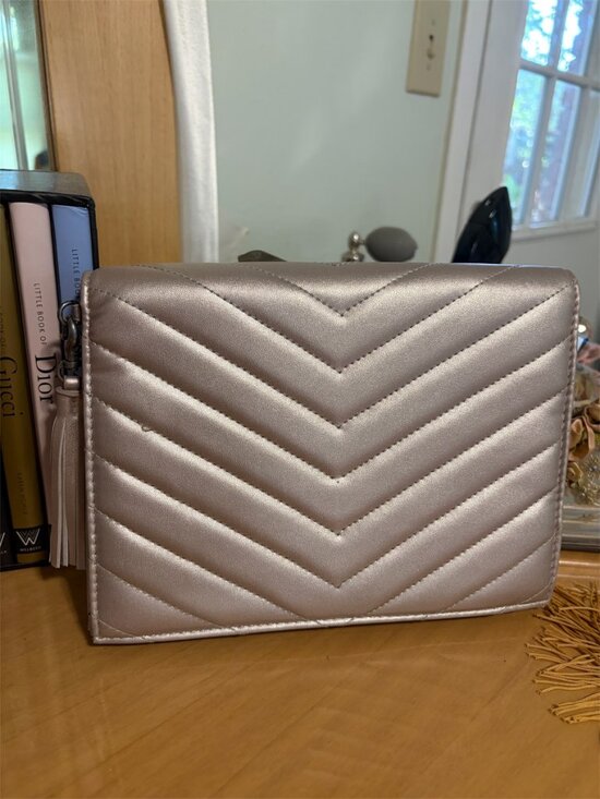 Neiman Marcus Handbags - NEIMAN MARCUS VINTAGE SILVER METALLIC QUILTED LEATHER CLUTCH EUC